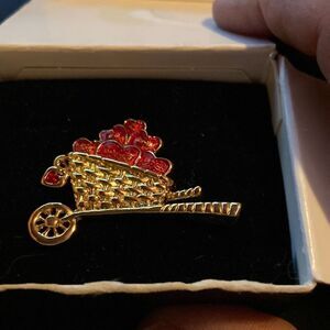 Avon Goldtone Garden of Love Pin Brooch 1992 Vintage Floral Heart Gift